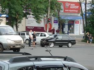 Адвокаты Самары по ДТП. Изображена разбитая машина на месте ДТП