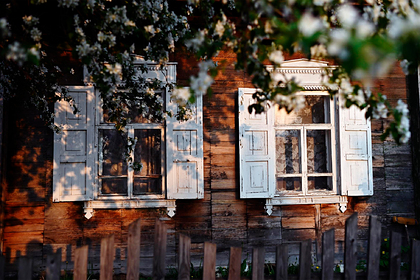 На картинке изображено Частный дом со ставнями. Дома и землю россиян объединят в один объект недвижимости