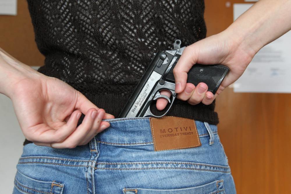 На картинке изображено Пистолет за поясом Отвечать за стрельбу из потерянного оружия будет его законный владелец